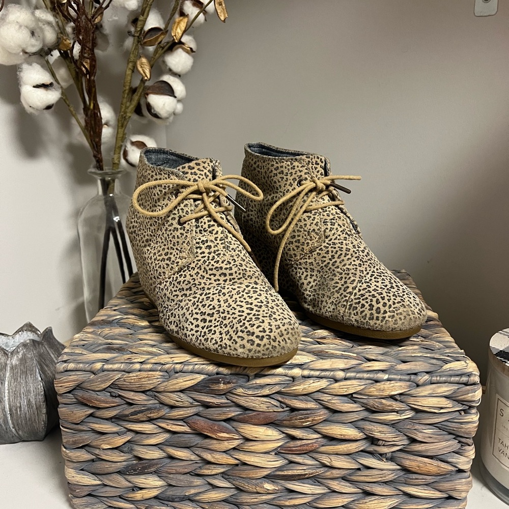 TOMS Leopard Print Suede Lace Up Desert Wedges 8.5
